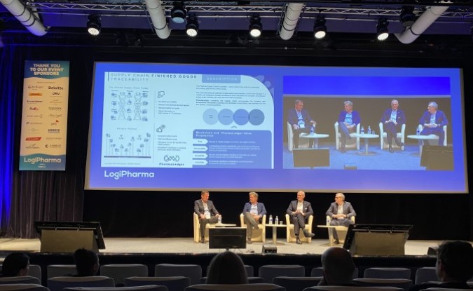 在Logipharma歐洲的舞台上，四名演講者在Logipharma品牌背景前發言。