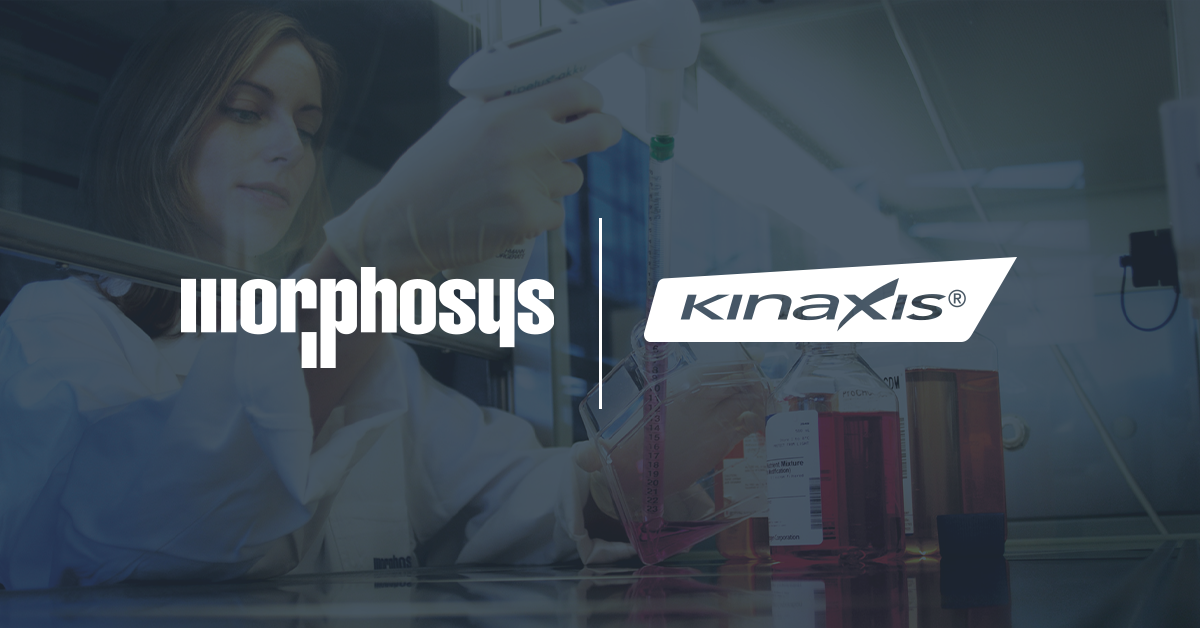 Morphosys和Kinaxis的logo並排在深藍色的背景上，背景是一位科學家將溶液輸送到一個容器中。